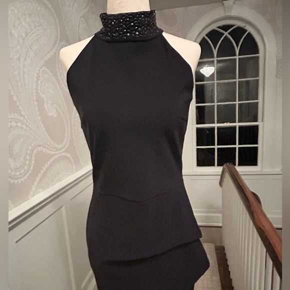 Be the Bell of the Ball in this gorgeous, super flattering gown by CHIARA BONI. - Picture 9 of 10